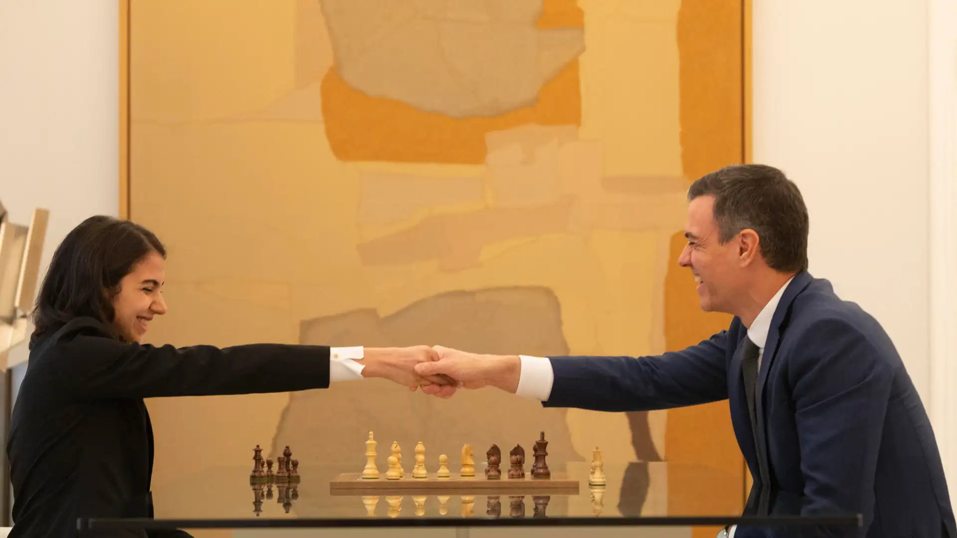 El presidente del Gobierno, Pedro Sánchez, juega una partida de ajedrez con la iraní Sara Khadem El presidente del Gobierno, Pedro Sánchez, juega una partida de ajedrez con la iraní Sara Khadem