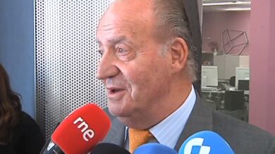 El rey Juan Carlos I viajará a París para el ingreso de Vargas Llosa en la Academia Francesa