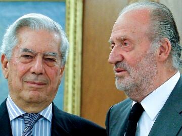 Foto de archivo del rey de España, Juan Carlos I, junto al escritor Mario Vargas Llosa