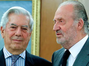 Foto de archivo del rey de España, Juan Carlos I, junto al escritor Mario Vargas Llosa Foto de archivo del rey de España, Juan Carlos I, junto al escritor Mario Vargas Llosa