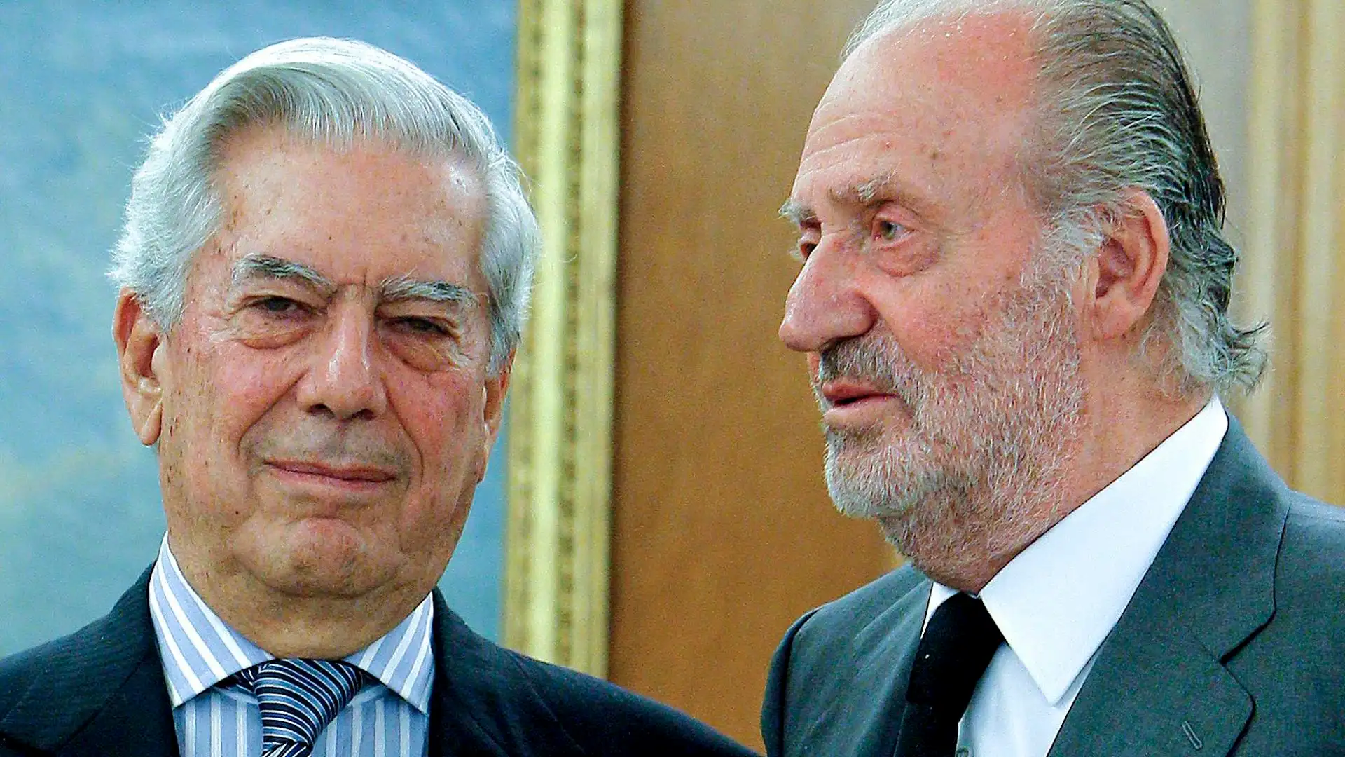 Foto de archivo del rey de España, Juan Carlos I, junto al escritor Mario Vargas Llosa Foto de archivo del rey de España, Juan Carlos I, junto al escritor Mario Vargas Llosa