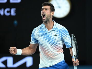 Novak Djokovic celebra un punto ante Rublev en el Open de Australia
