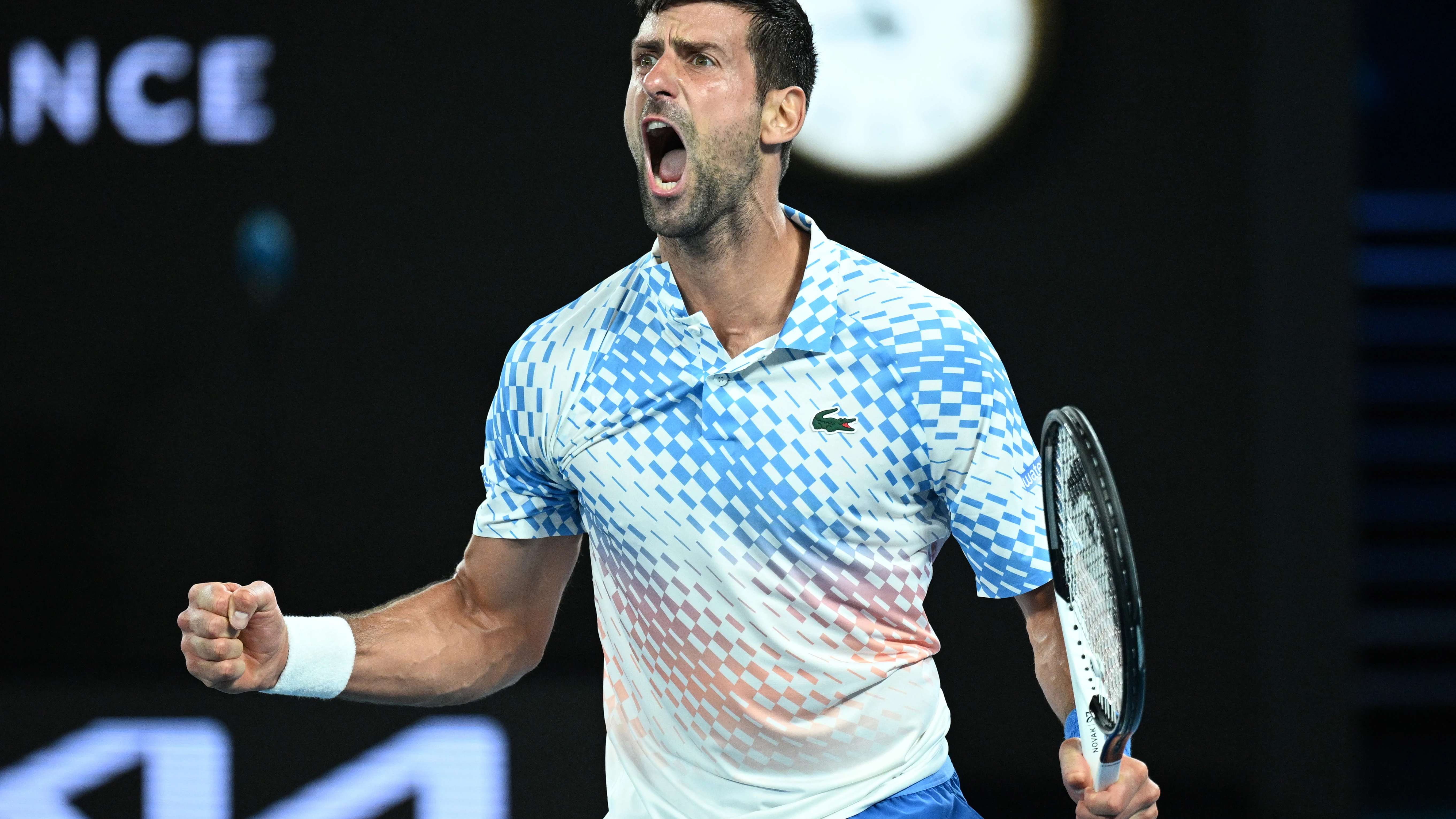 Novak Djokovic celebra un punto ante Rublev en el Open de Australia