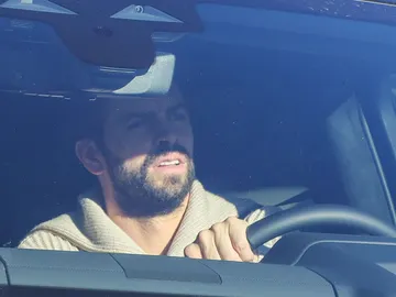 Piqué conduciendo su coche Piqué conduciendo su coche