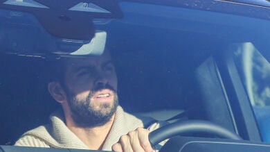 Piqué sale serio de casa después de ser visto de nuevo con su novia Clara Chía