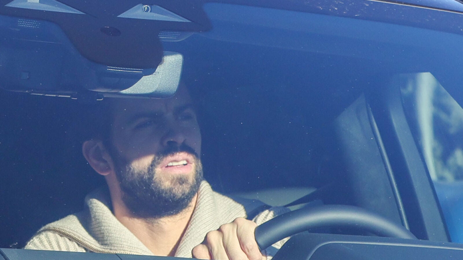 Piqué sale serio de casa después de ser visto de nuevo con su novia Clara Chía