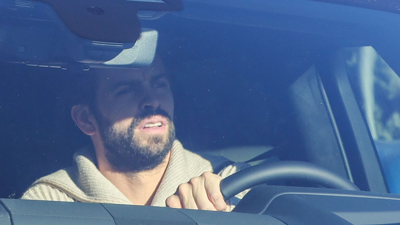 Piqu&eacute; conduciendo su coche