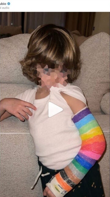Alejandro, el hijo de Pilar Rubio y Sergio Ramos, con el brazo escayolado 