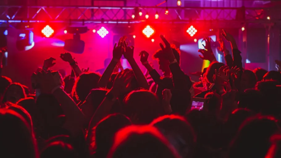 Gente bailando en una discoteca Gente bailando en una discoteca