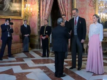 Este es el motivo del incómodo gesto del embajador iraní a la reina Letizia: mano al pecho y sigue de largo