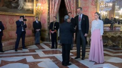 Este es el motivo del incómodo gesto del embajador iraní a la reina Letizia: mano al pecho y sigue de largo