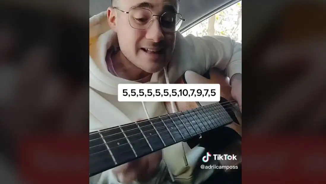 Adrián Campos tocando la guitarra Adrián Campos tocando la guitarra