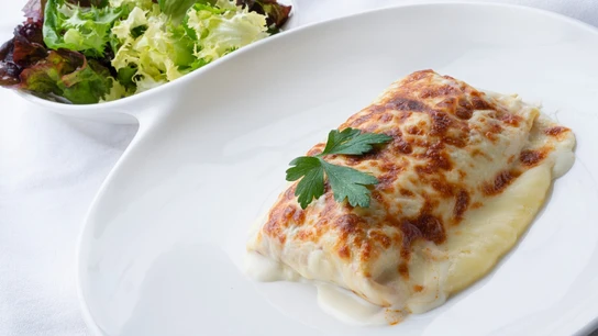 Receta de aprovechamiento de Karlos Arguiñano: crepes de carne gratinados con mozzarella Receta de aprovechamiento de Karlos Arguiñano: crepes de carne gratinados con mozzarella