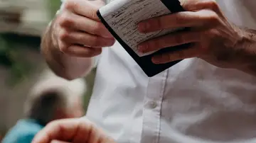 Un camarero tomando nota Un camarero tomando nota