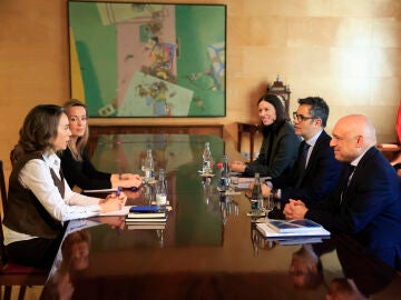 El ministro de la Presidencia, Félix Bolaños, reunido con la portavoz del PP, Cuca Gamarra