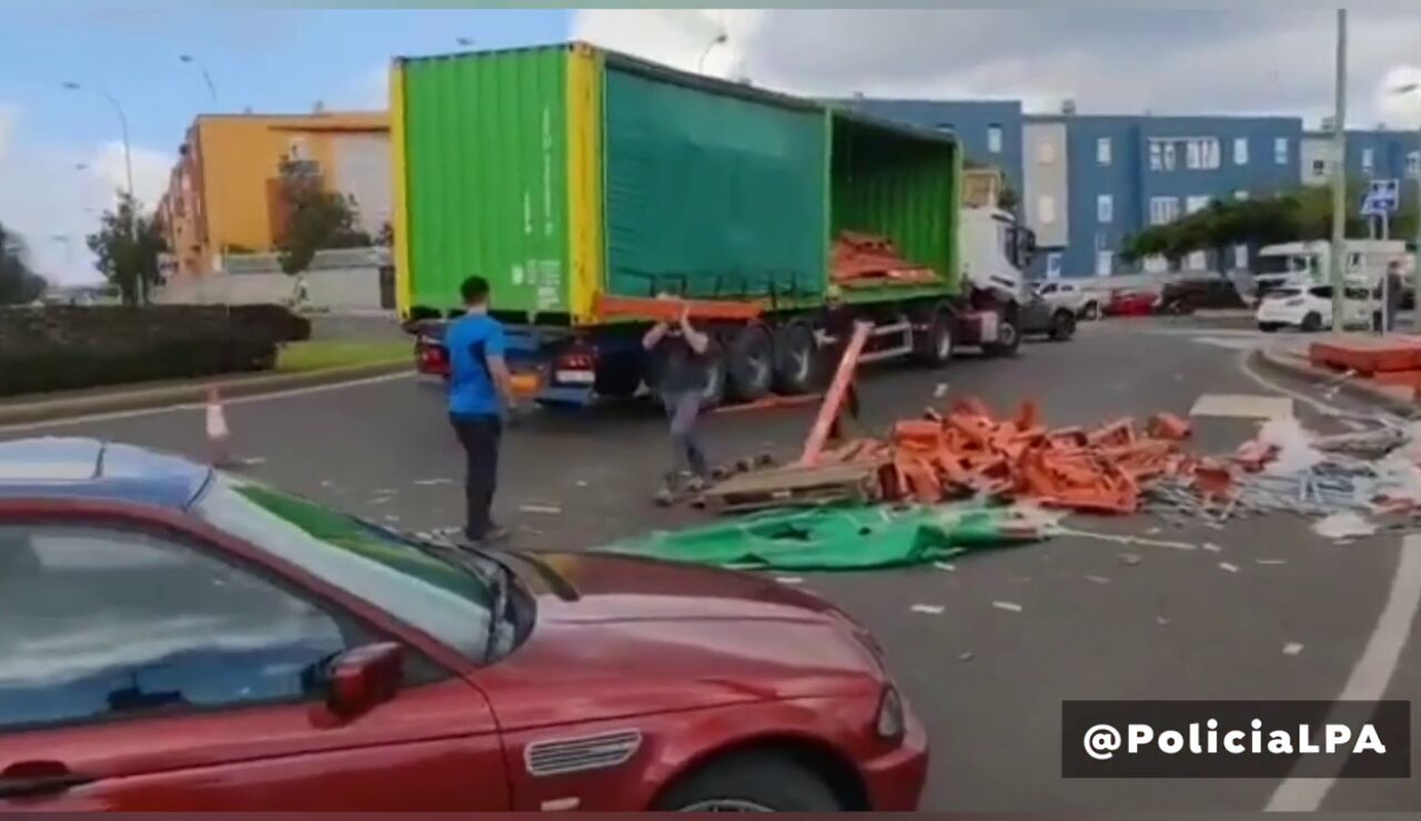 El vídeo de la carga esparcida en la carretera