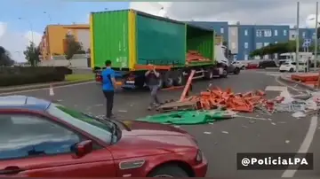 El vídeo de la carga esparcida en la carretera