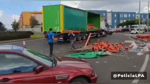 El vídeo de la carga esparcida en la carretera El vídeo de la carga esparcida en la carretera