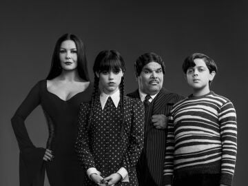 Catherine Zeta-Jones, Jenna Ortega, Luis Guzmán e Isaac Ordonez en 'Miércoles' como la familia Addams