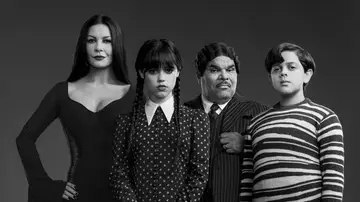 Catherine Zeta-Jones, Jenna Ortega, Luis Guzmán e Isaac Ordonez en &#39;Miércoles&#39; como la familia Addams
