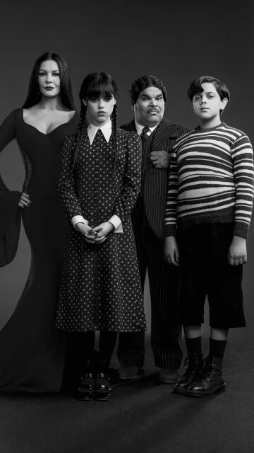 Catherine Zeta-Jones, Jenna Ortega, Luis Guzmán e Isaac Ordonez en 'Miércoles' como la familia Addams