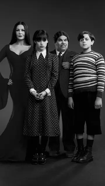 Catherine Zeta-Jones, Jenna Ortega, Luis Guzmán e Isaac Ordonez en 'Miércoles' como la familia Addams Catherine Zeta-Jones, Jenna Ortega, Luis Guzmán e Isaac Ordonez en 'Miércoles' como la familia Addams