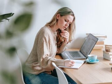 Mujer mal sentada trabajando