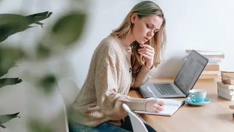 Mujer mal sentada trabajando Mujer mal sentada trabajando