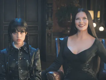 Catherine Zeta-Jones como Morticia Addams y Jenna Ortega como Miércoles Catherine Zeta-Jones como Morticia Addams y Jenna Ortega como Miércoles