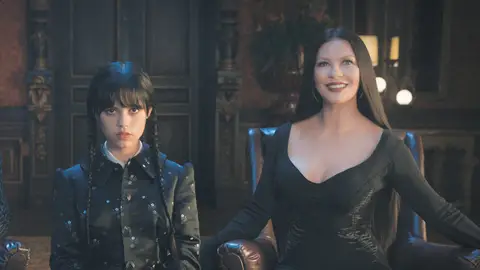 Catherine Zeta-Jones como Morticia Addams y Jenna Ortega como Miércoles Catherine Zeta-Jones como Morticia Addams y Jenna Ortega como Miércoles