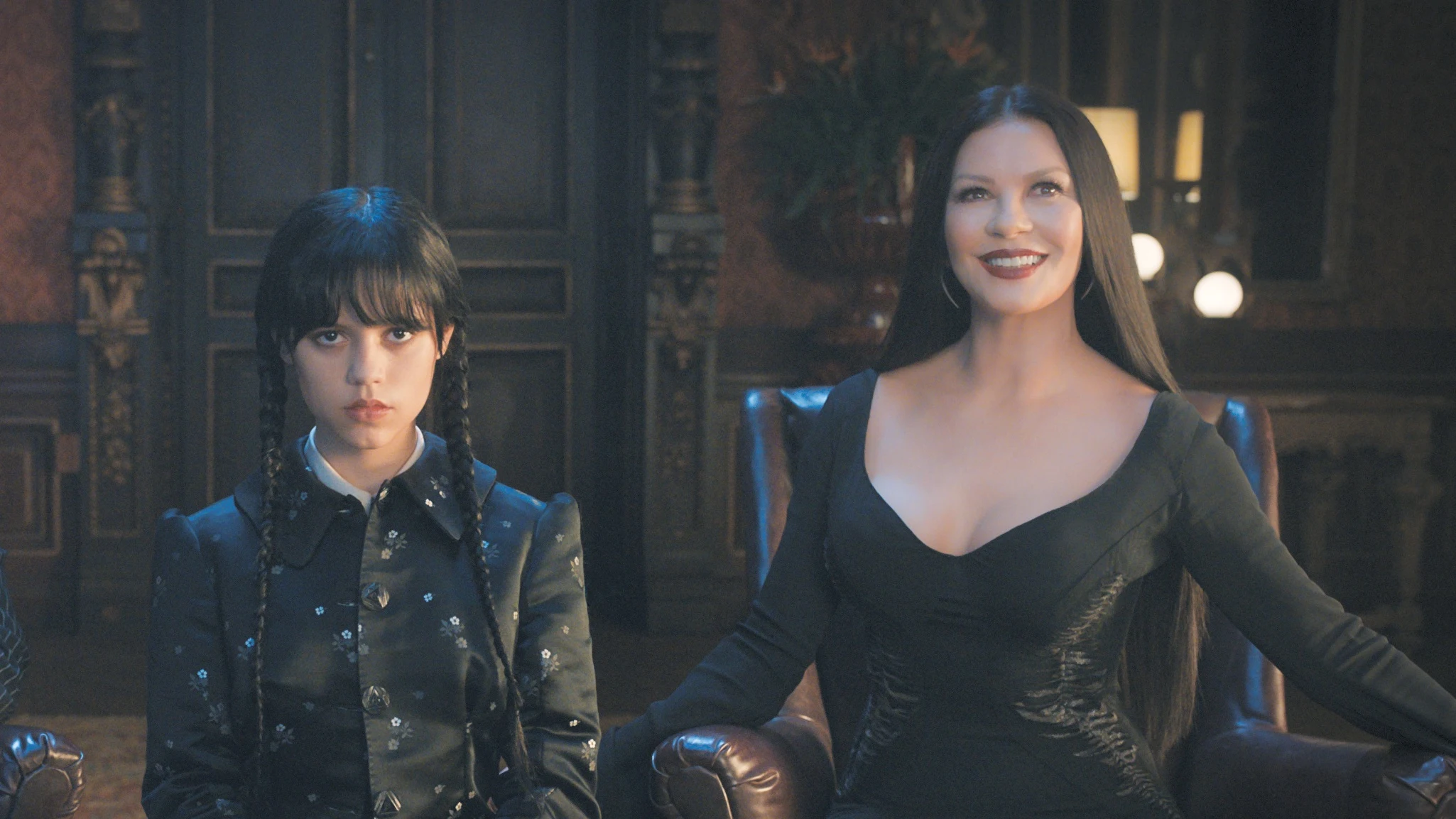 Catherine Zeta-Jones como Morticia Addams y Jenna Ortega como Miércoles Catherine Zeta-Jones como Morticia Addams y Jenna Ortega como Miércoles