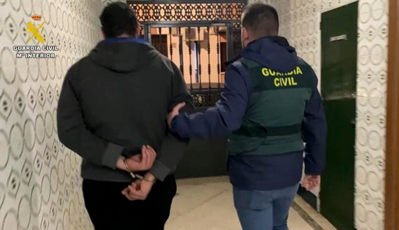 Detenido por la Guardia Civil al haberle sido intervenidos 350 vídeos de agresiones sexuales a menores de edad