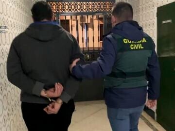 Detenido por la Guardia Civil al haberle sido intervenidos 350 vídeos de agresiones sexuales a menores de edad