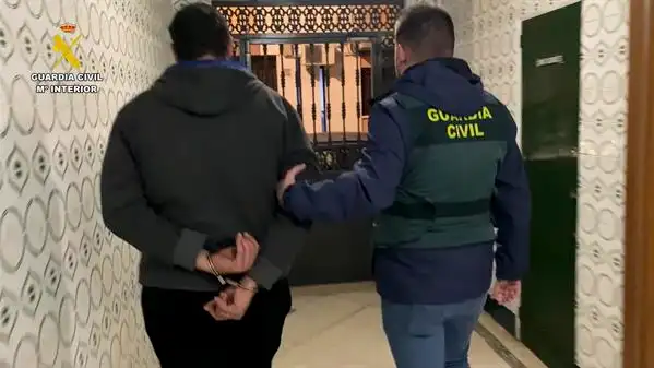 Detenido por la Guardia Civil al haberle sido intervenidos 350 vídeos de agresiones sexuales a menores de edad Detenido por la Guardia Civil al haberle sido intervenidos 350 vídeos de agresiones sexuales a menores de edad