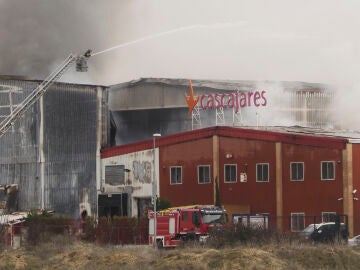  Los bomberos se afanan en apagar el incendio declarado sobre las 3 de la mañana de este jueves en la fábrica de la empresa Cascajares 
