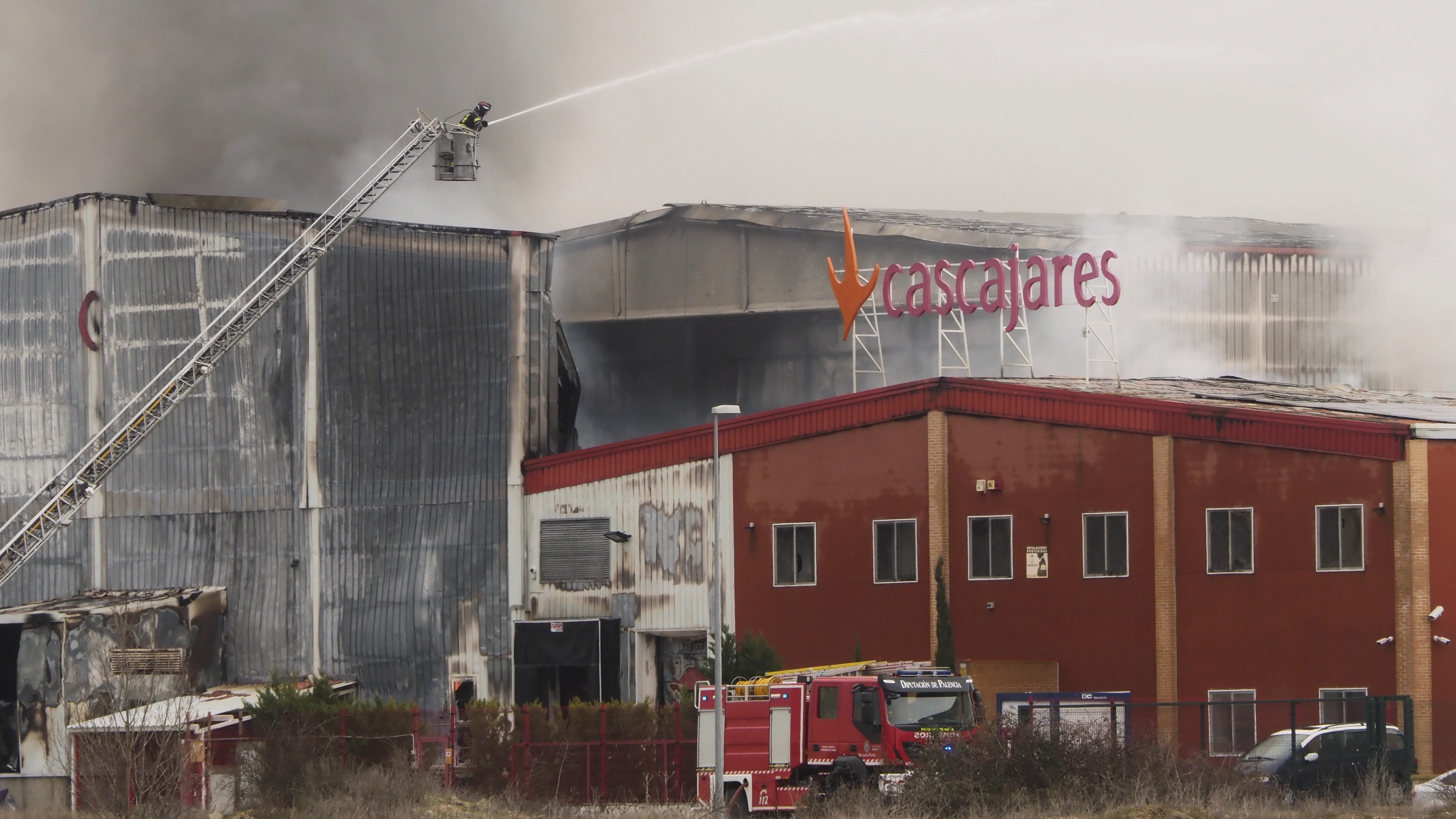 Los bomberos se afanan en apagar el incendio declarado sobre las 3 de la mañana de este jueves en la fábrica de la empresa Cascajares Los bomberos se afanan en apagar el incendio declarado sobre las 3 de la mañana de este jueves en la fábrica de la empresa Cascajares