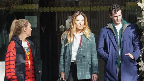 Íñigo Onieva, junto a su madre Carolina Molas y su hermana Alejandra Íñigo Onieva, junto a su madre Carolina Molas y su hermana Alejandra