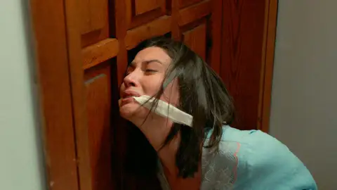 La policía busca a Betül en casa de Çolak, pero él les despista… ¡No consiguen llegar hasta ella! La policía busca a Betül en casa de Çolak, pero él les despista… ¡No consiguen llegar hasta ella!