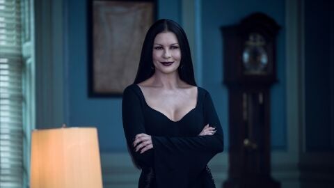Catherine Zeta-Jones como Morticia Addams en 'Miércoles'