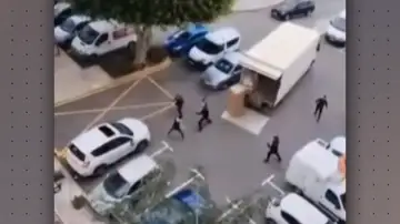 Momento de la detención del hombre que reventaba los cristales de varios coches en Fuengirola Momento de la detención del hombre que reventaba los cristales de varios coches en Fuengirola