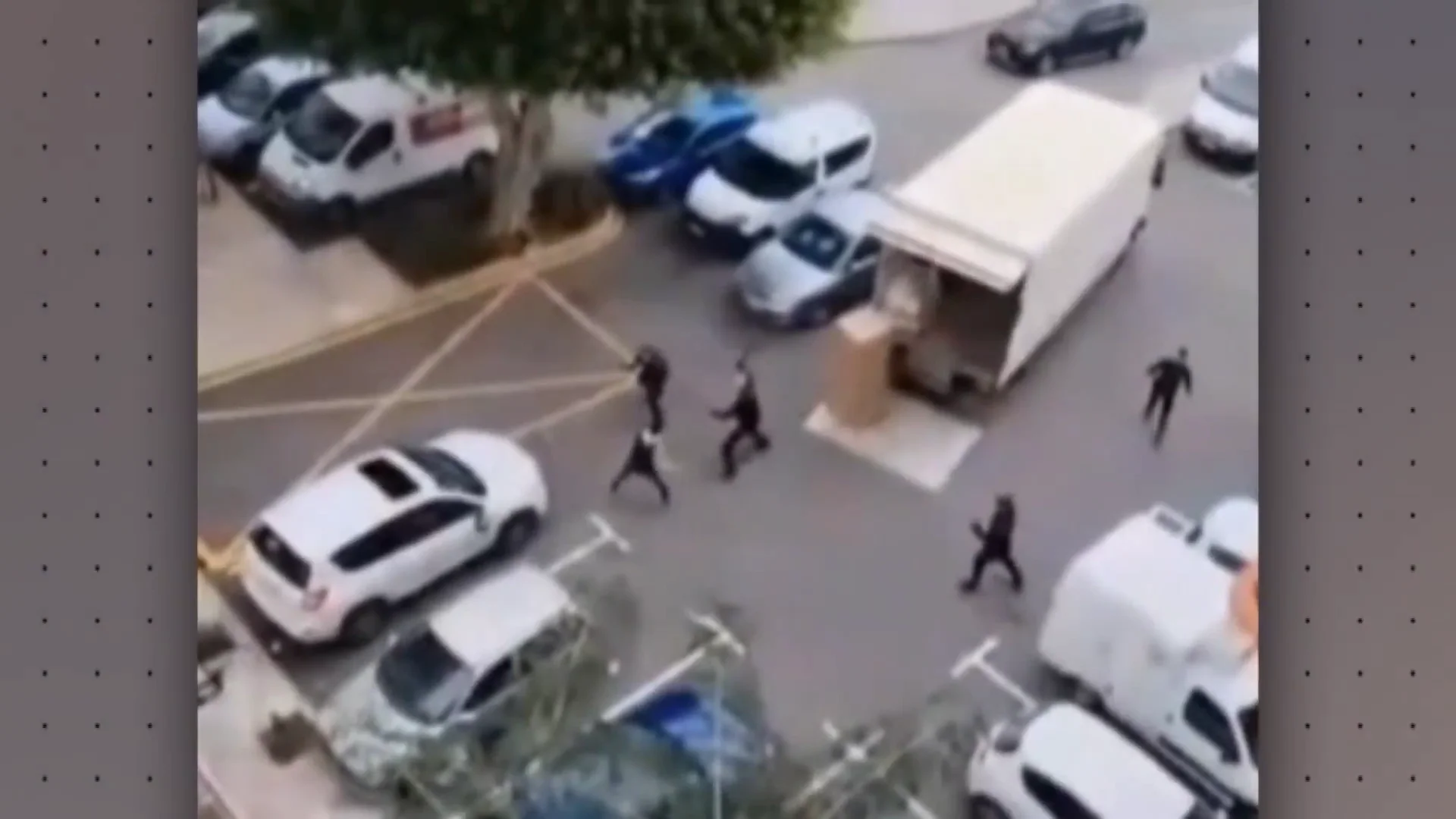 Momento de la detención del hombre que reventaba los cristales de varios coches en Fuengirola Antena 3 Noticias