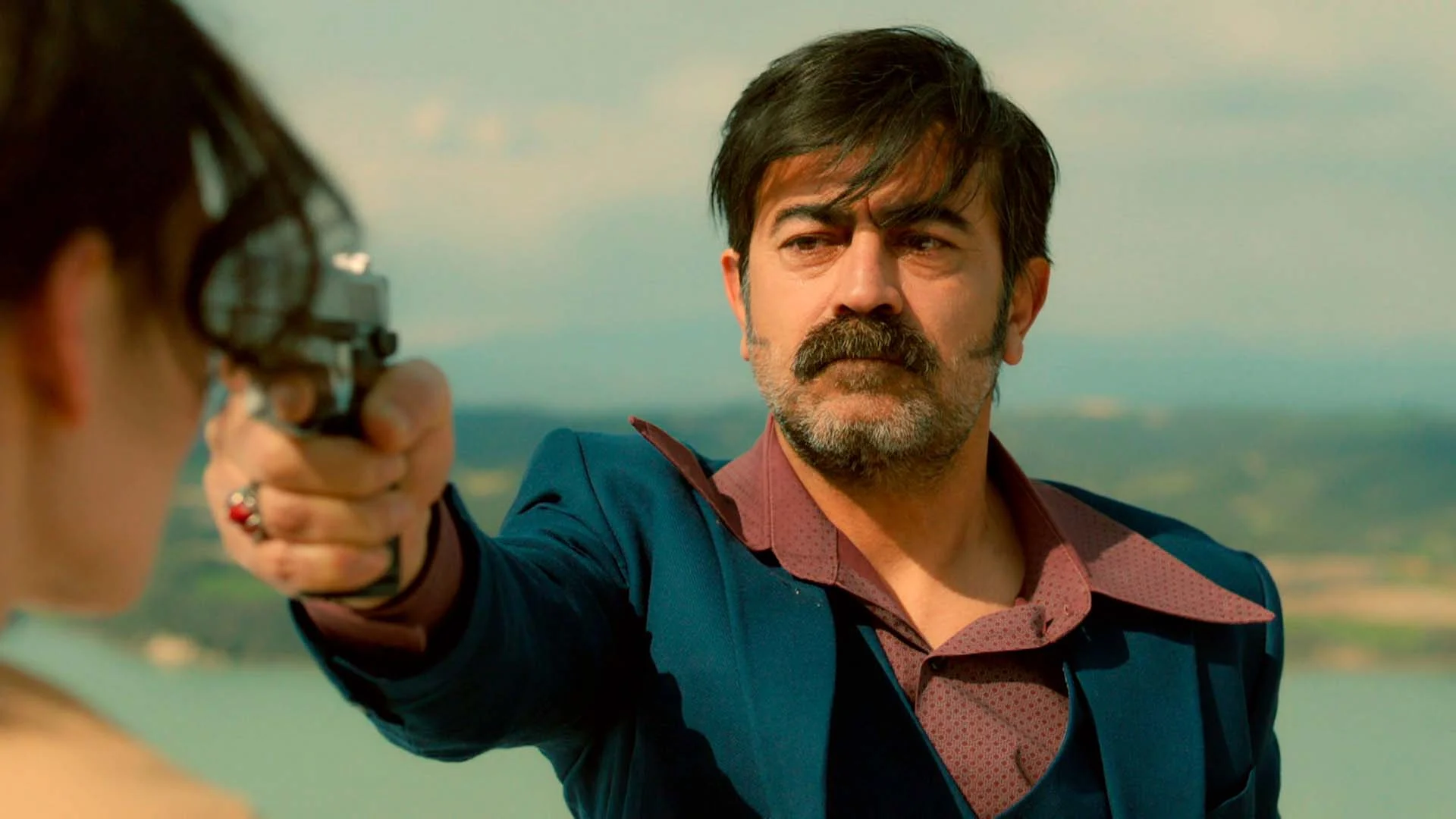 Abdülkadir, dispuesto a matar a Betül: “Yo te amaba tanto que arriesgué todo por ti” Abdülkadir, dispuesto a matar a Betül: “Yo te amaba tanto que arriesgué todo por ti”