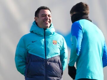 Xavi sonríe en el entrenamiento del Barcelona