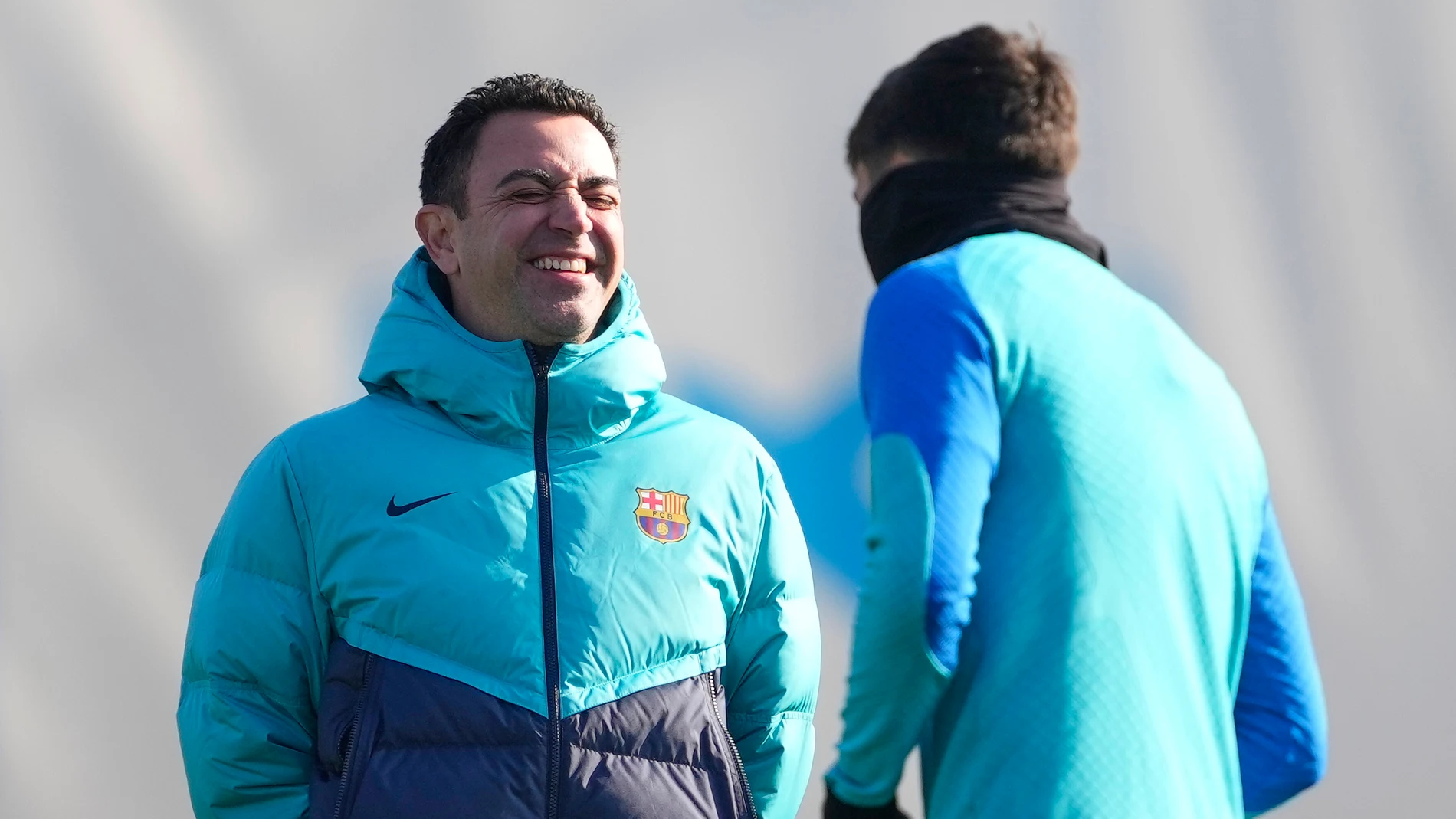 Xavi sonríe en el entrenamiento del Barcelona