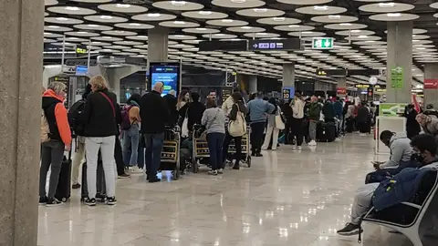 Colas de hasta 3 horas por una caída del sistema de facturación y embarque de Iberia Colas de hasta 3 horas por una caída del sistema de facturación y embarque de Iberia