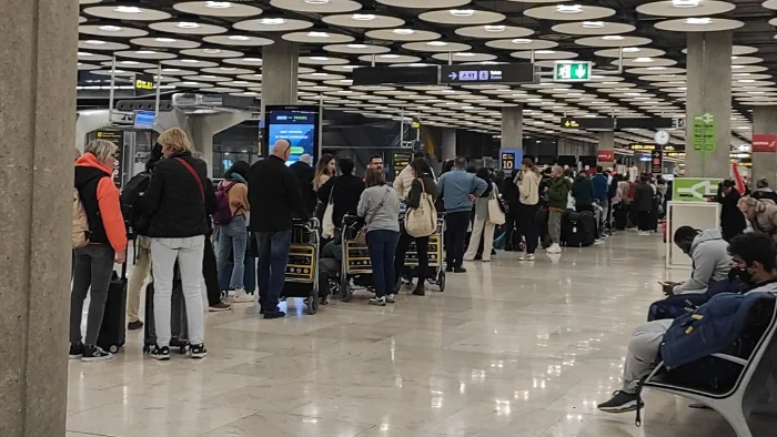 Colas de hasta 3 horas por una caída del sistema de facturación y embarque de Iberia Colas de hasta 3 horas por una caída del sistema de facturación y embarque de Iberia