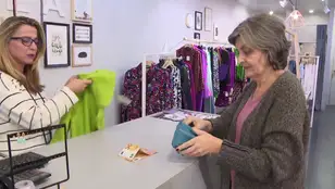Una mujer comprando