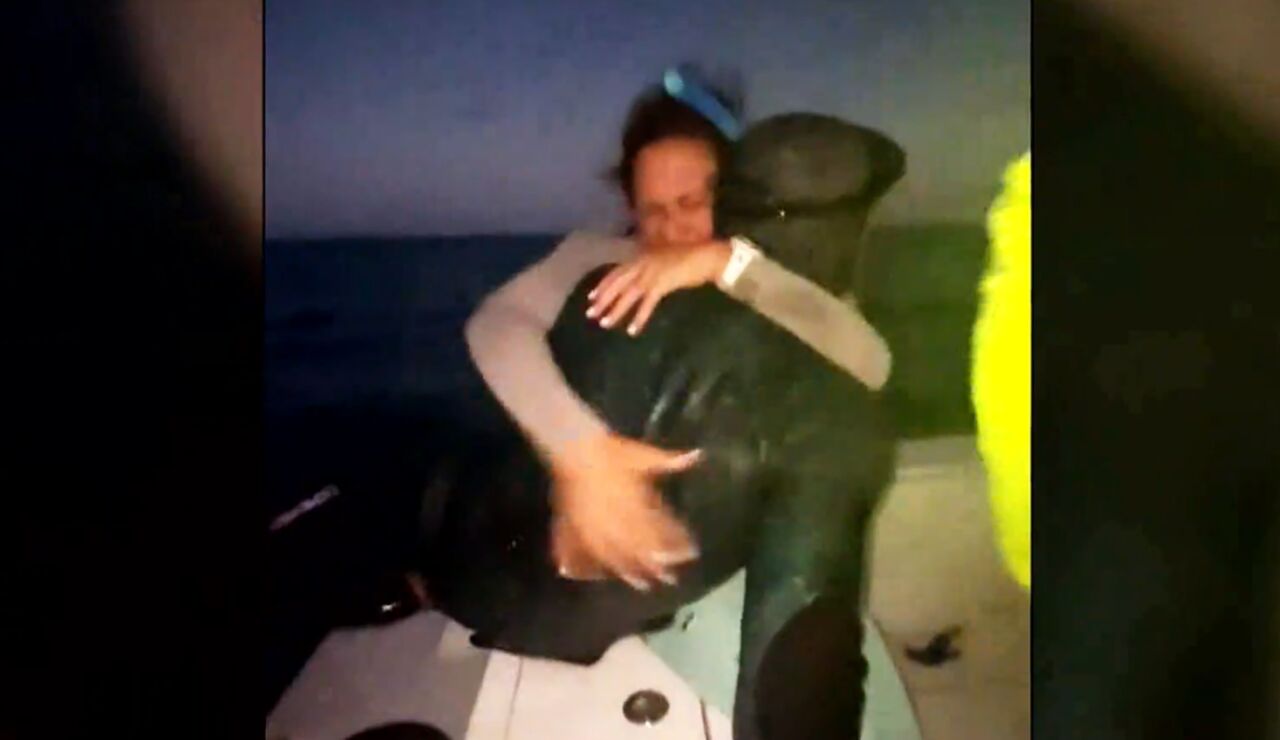 Una madre rescata a su hijo tras varias horas a la deriva