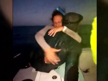 Una madre rescata a su hijo tras varias horas a la deriva