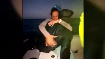 Una madre rescata a su hijo tras varias horas a la deriva Una madre rescata a su hijo tras varias horas a la deriva